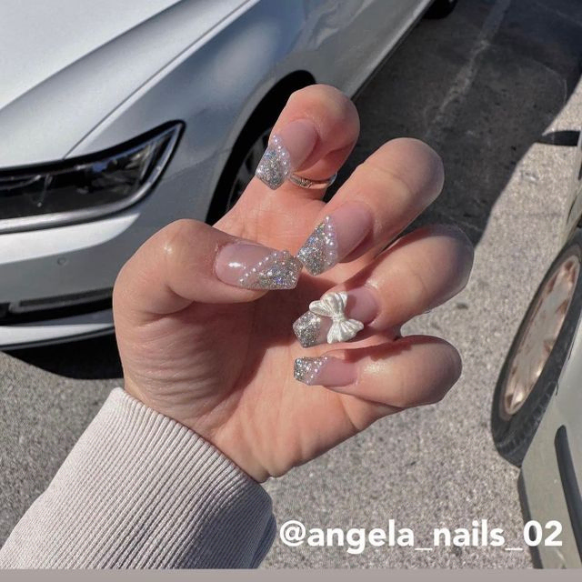 Angela nails muestra uñas con coche de fondo